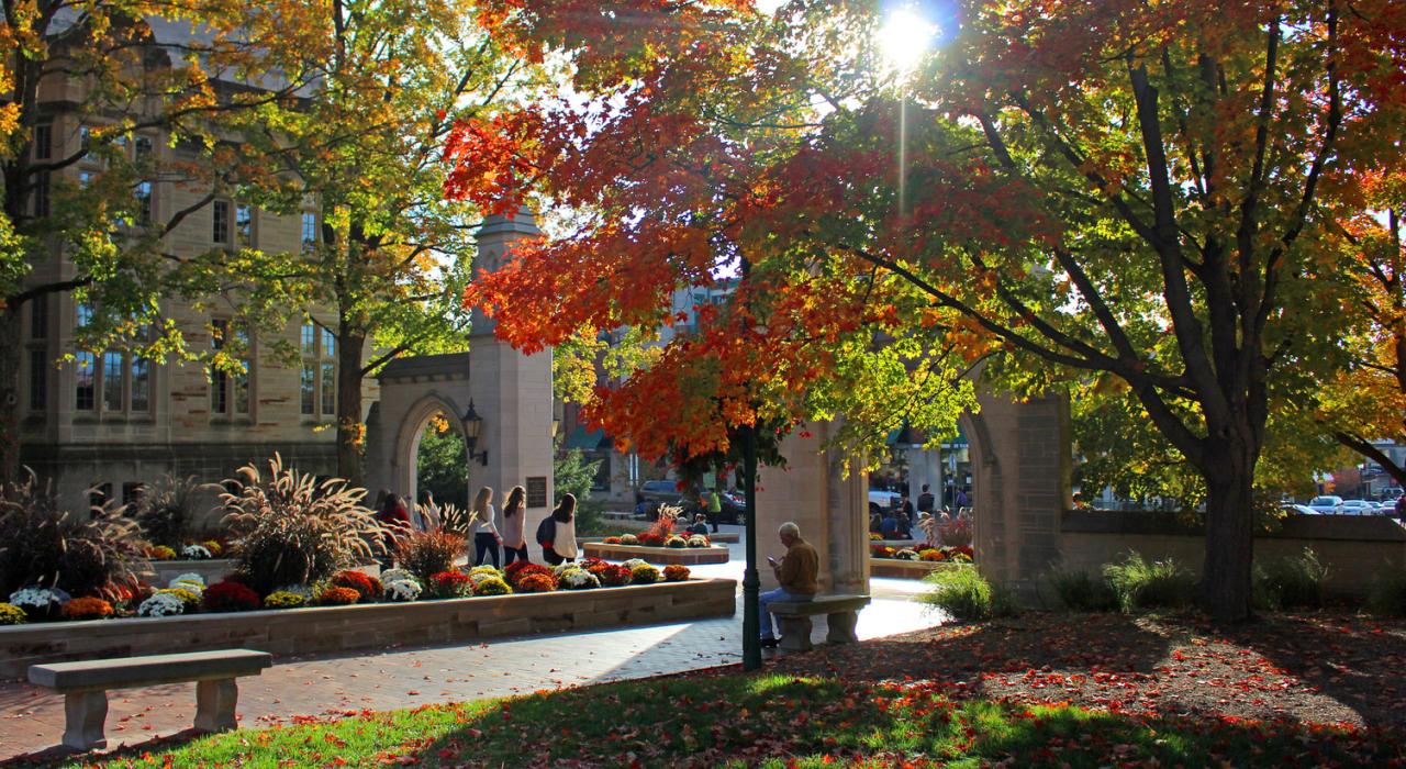 Colorido follaje otoñal en el campus de la Universidad de Indiana