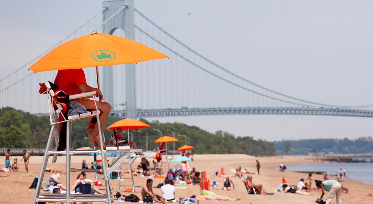 在斯塔腾岛南海滩享受日光浴