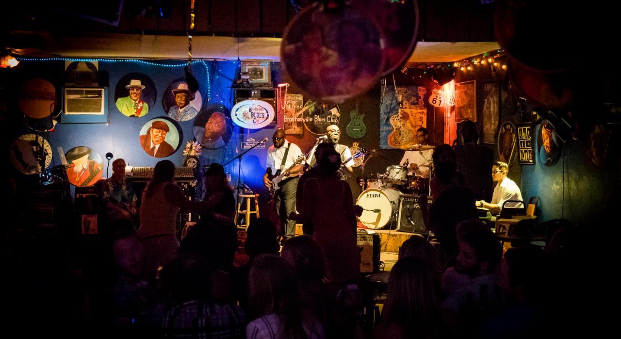 플로리다주 탤러해시에 있는 브래드포드빌 블루스 클럽의 밴드와 춤