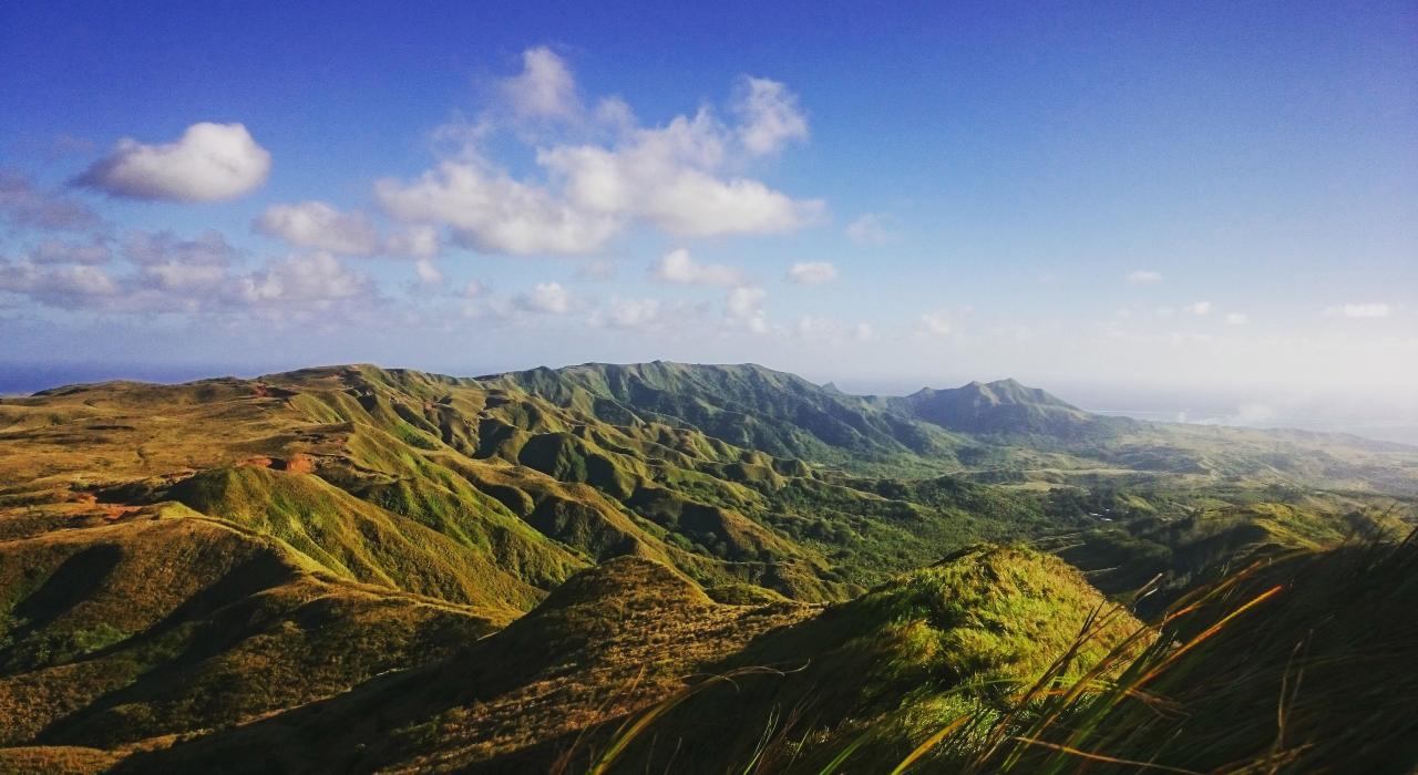 Vista deslumbrante do Mount Lamlam; ele se eleva a 405 metros acima do nível do mar na Fossa das Marianas, a parte mais profunda do oceano, o que leva muitos a considerá-lo a montanha mais alta do mundo