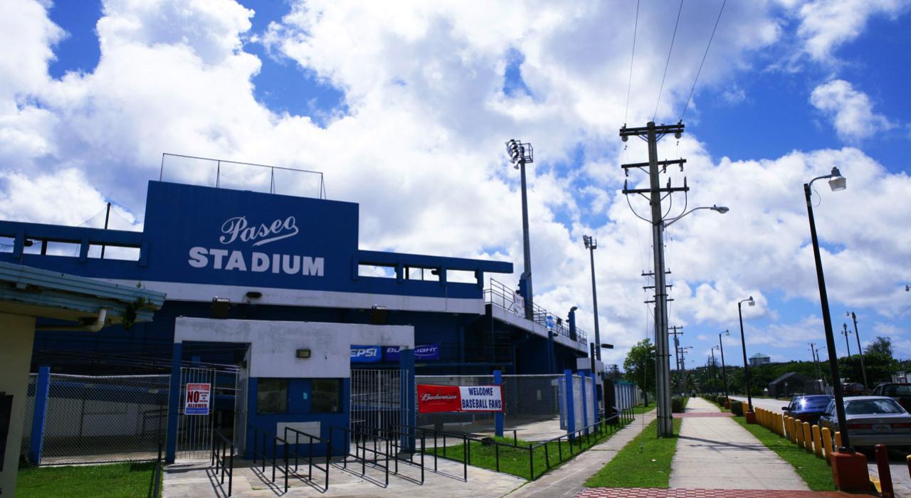 현지인과 관광객 모두 바다 전망을 보며 야구 경기를 관전할 수 있는 파세오 스타디움