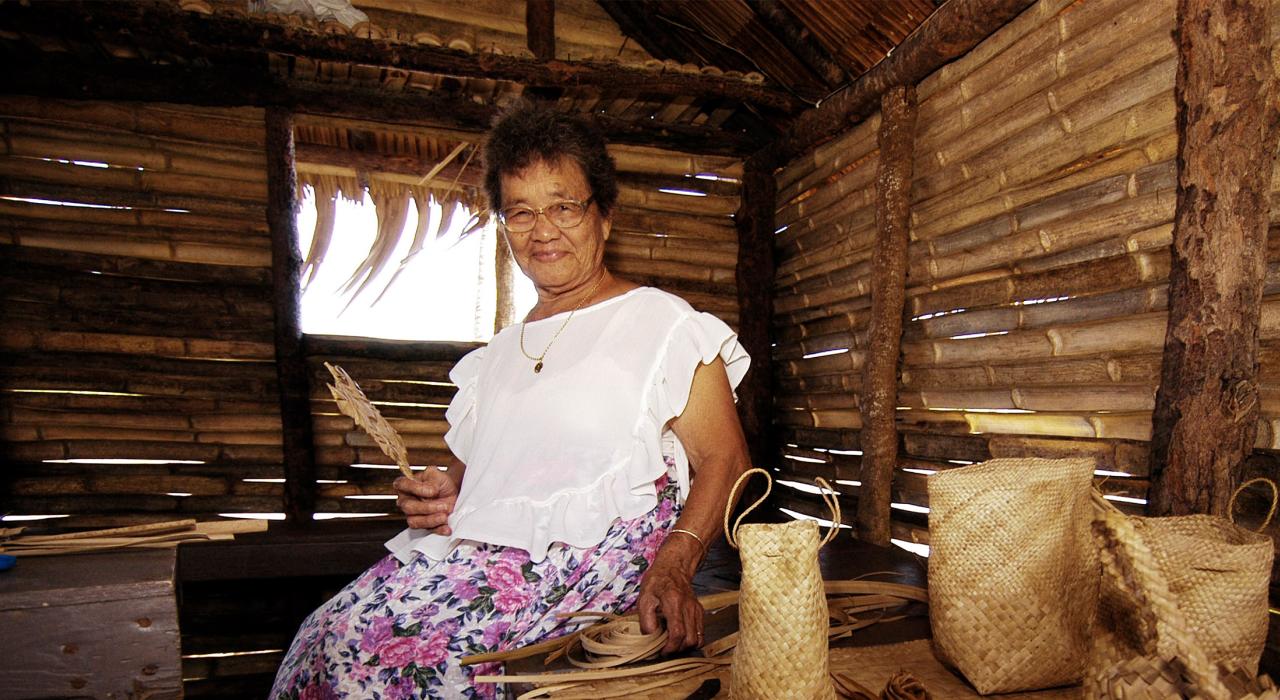 Tecelã exibe seus produtos prontos