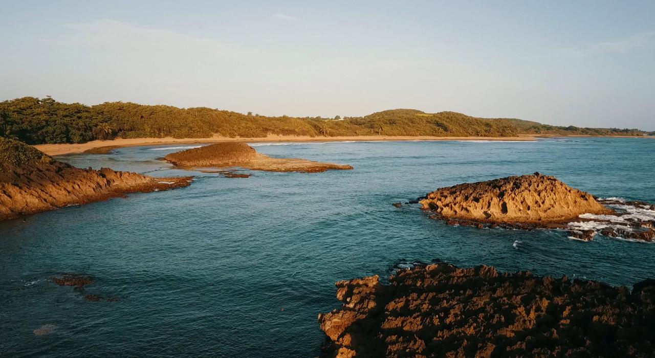 암석이 많은 쿠에바 데 라스 골론드리나스 바다의 모습