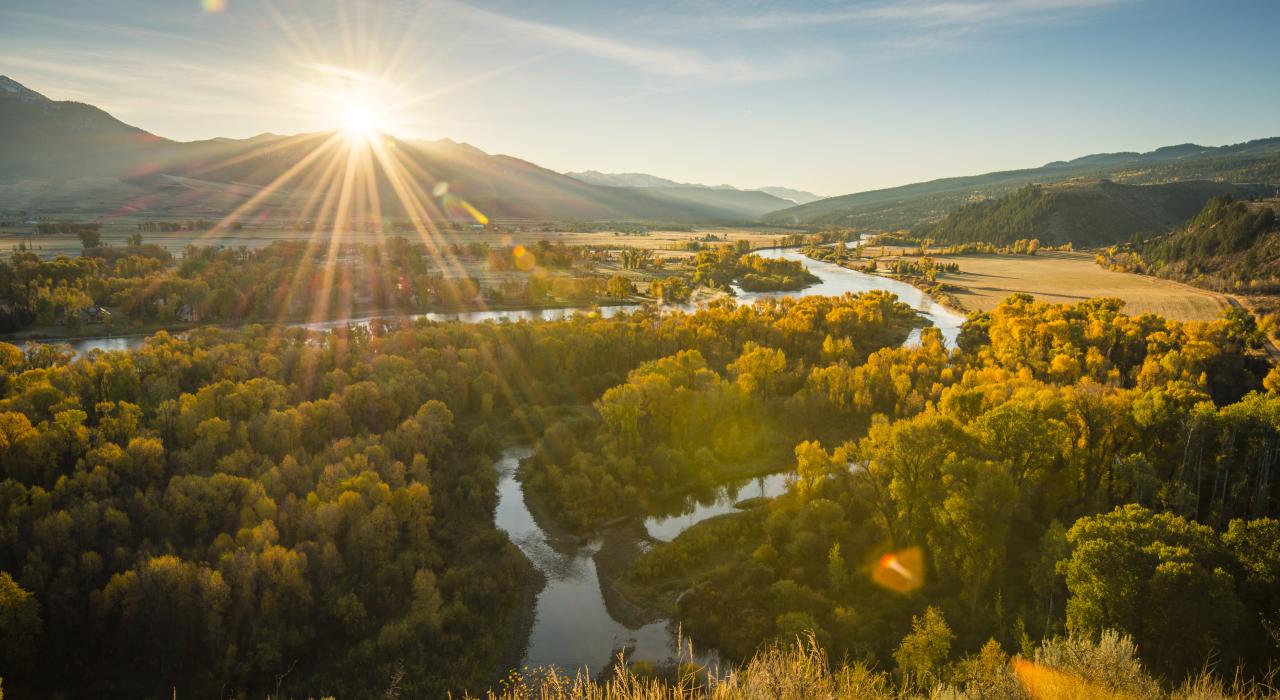 Rivière serpentant dans la Swan Valley dans l’Idaho