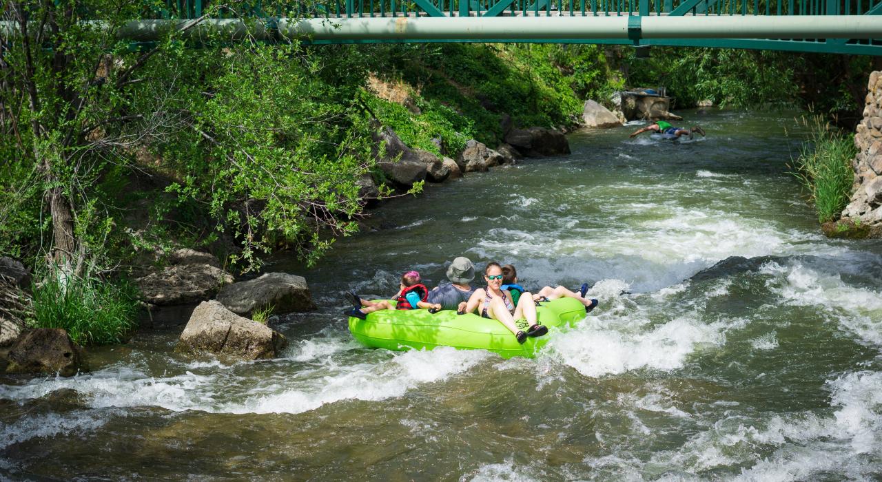 Descente en bouée de la Portneuf River à Lava Hot Springs, Idaho