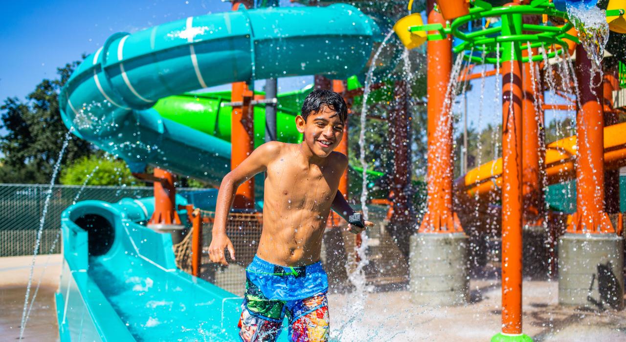 Diversão no parque aquático Sequoia Springs, no Visalia Adventure Park