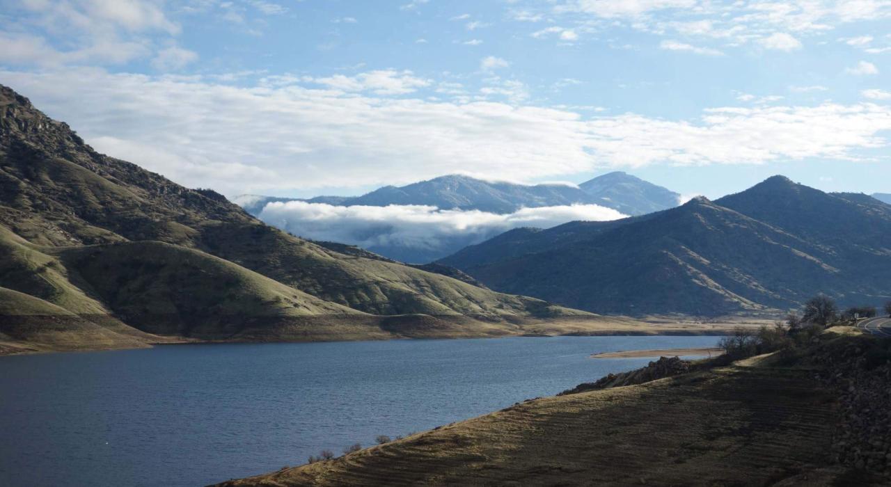 Lago Kaweah, um destino popular para diversão na água, no sopé de Sierra Nevada