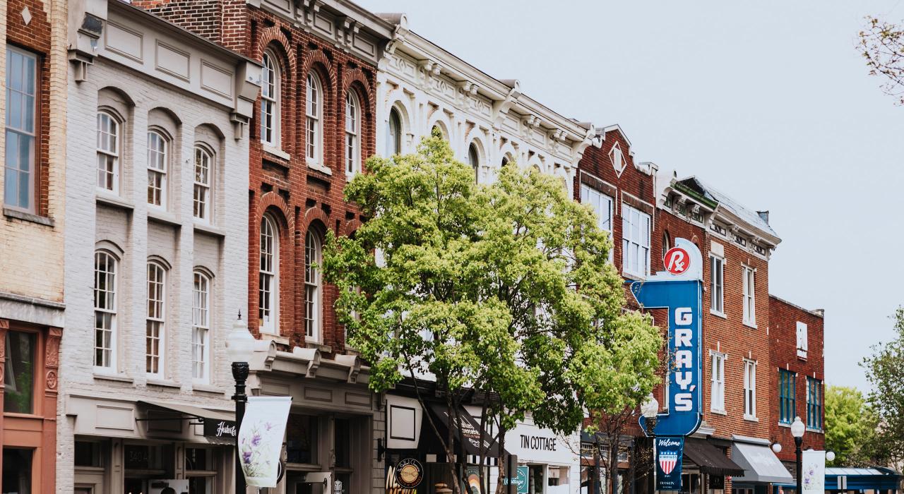 히스토릭 메인 스트리트의 작은 마을이 주는 매력