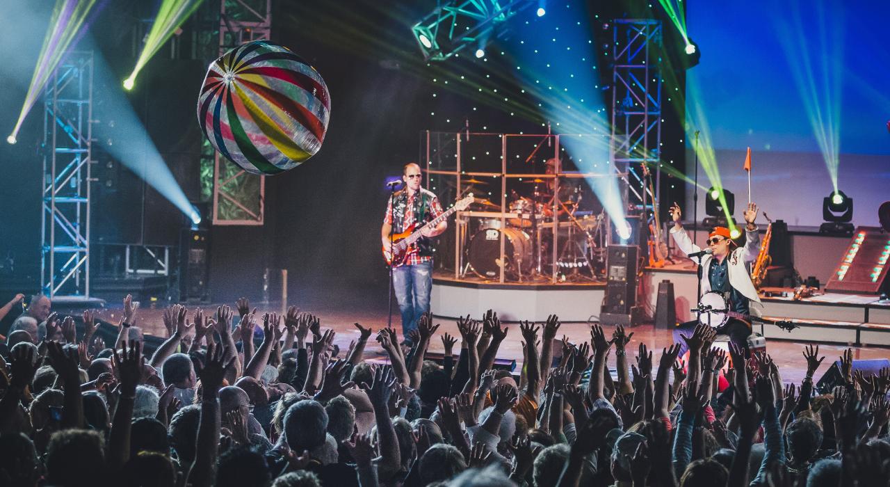 観衆の前でパフォーマンスを披露するブランソンの人気エンターテイナー、ザ・ヘイグッズ