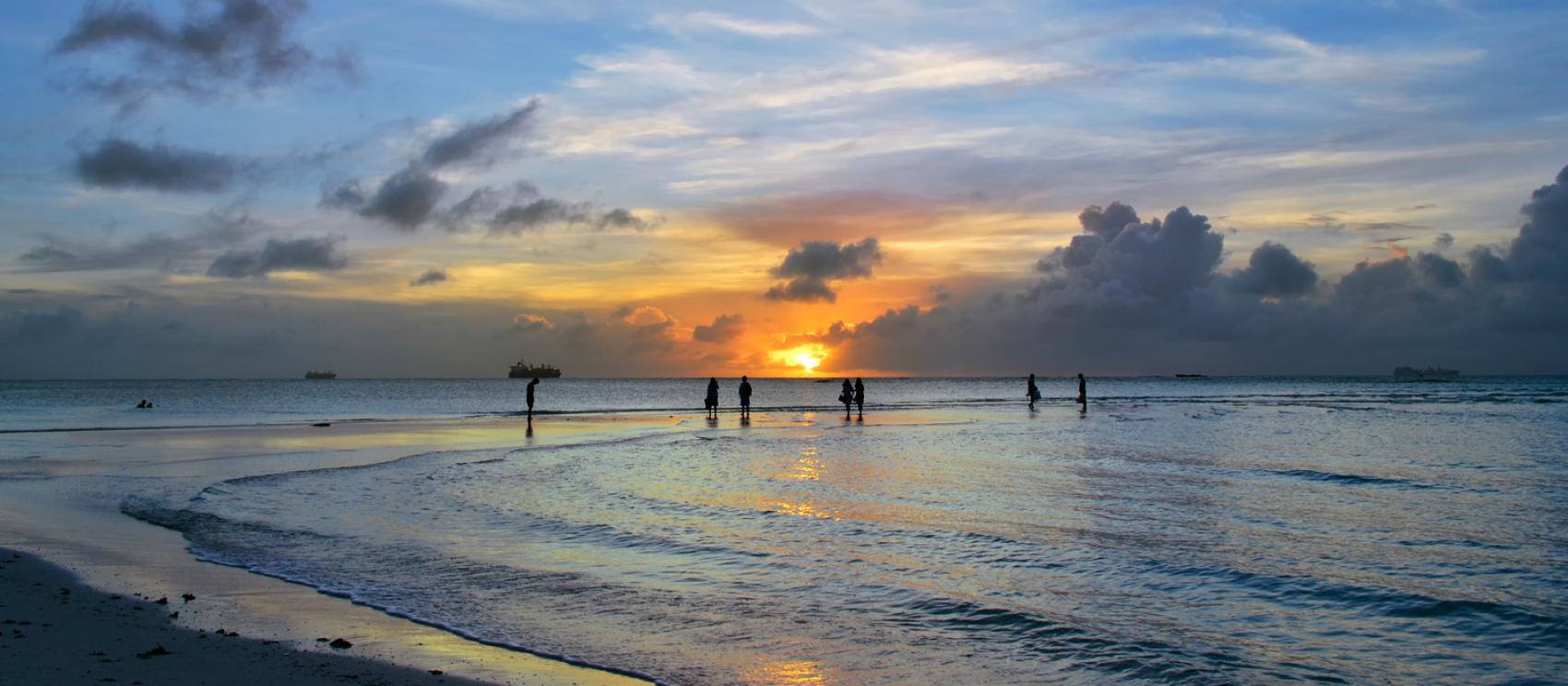 Observer le soleil se coucher au bord de l’océan