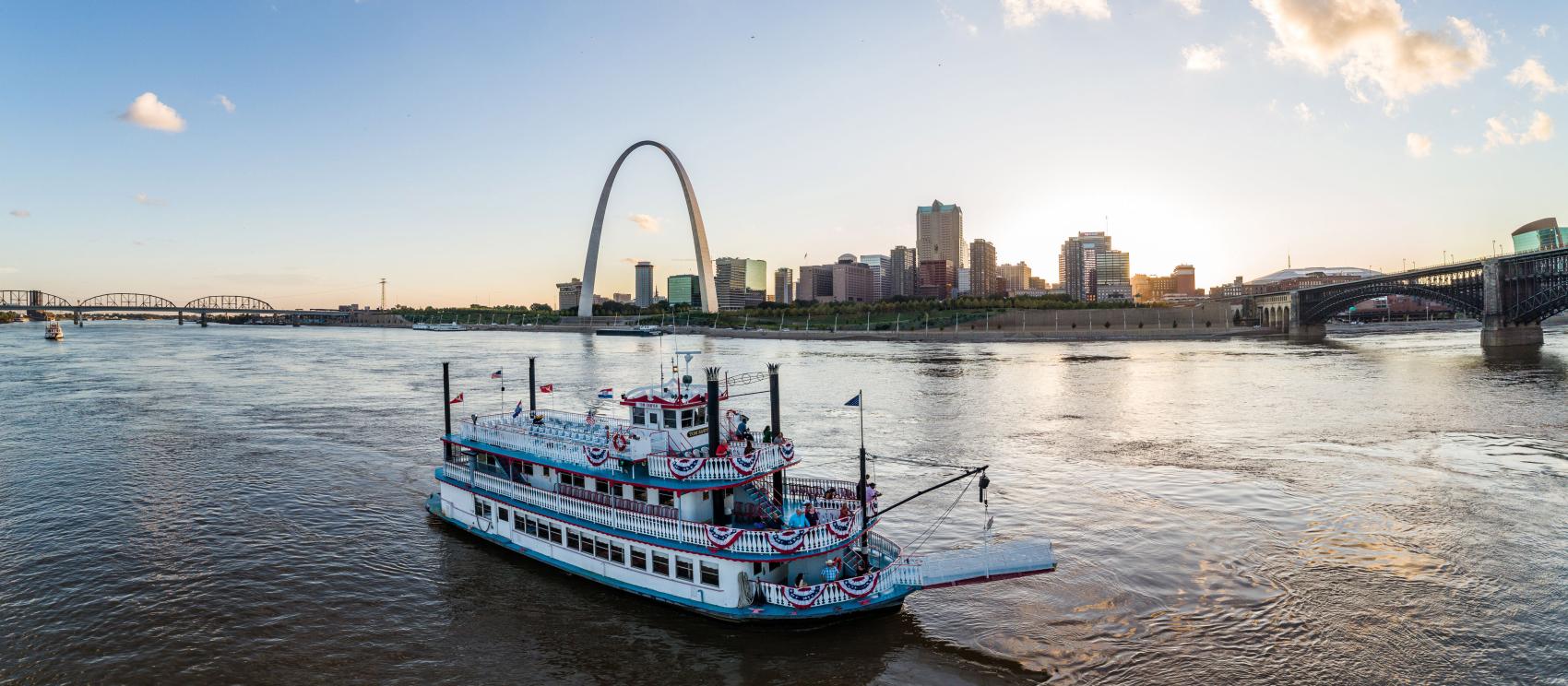 ミシシッピ川から眺めるセントルイスの象徴的なゲートウェイアーチ国立公園