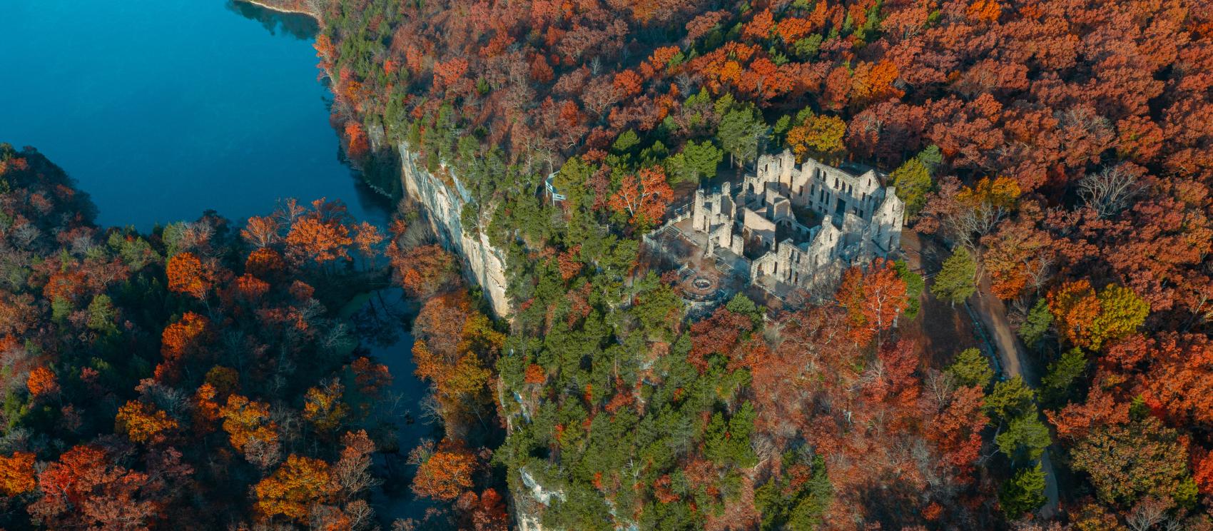 カムデントンにあるハ・ハ・トンカ州立公園から見える美しいオザーク山地